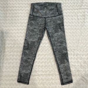 Size L black and white leggings. Worn once. Pocket in the back.